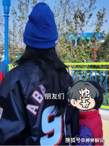 张柏芝携子游乐园被偶遇：7岁Marcus暖心拥抱妈妈，细节流露母子深情