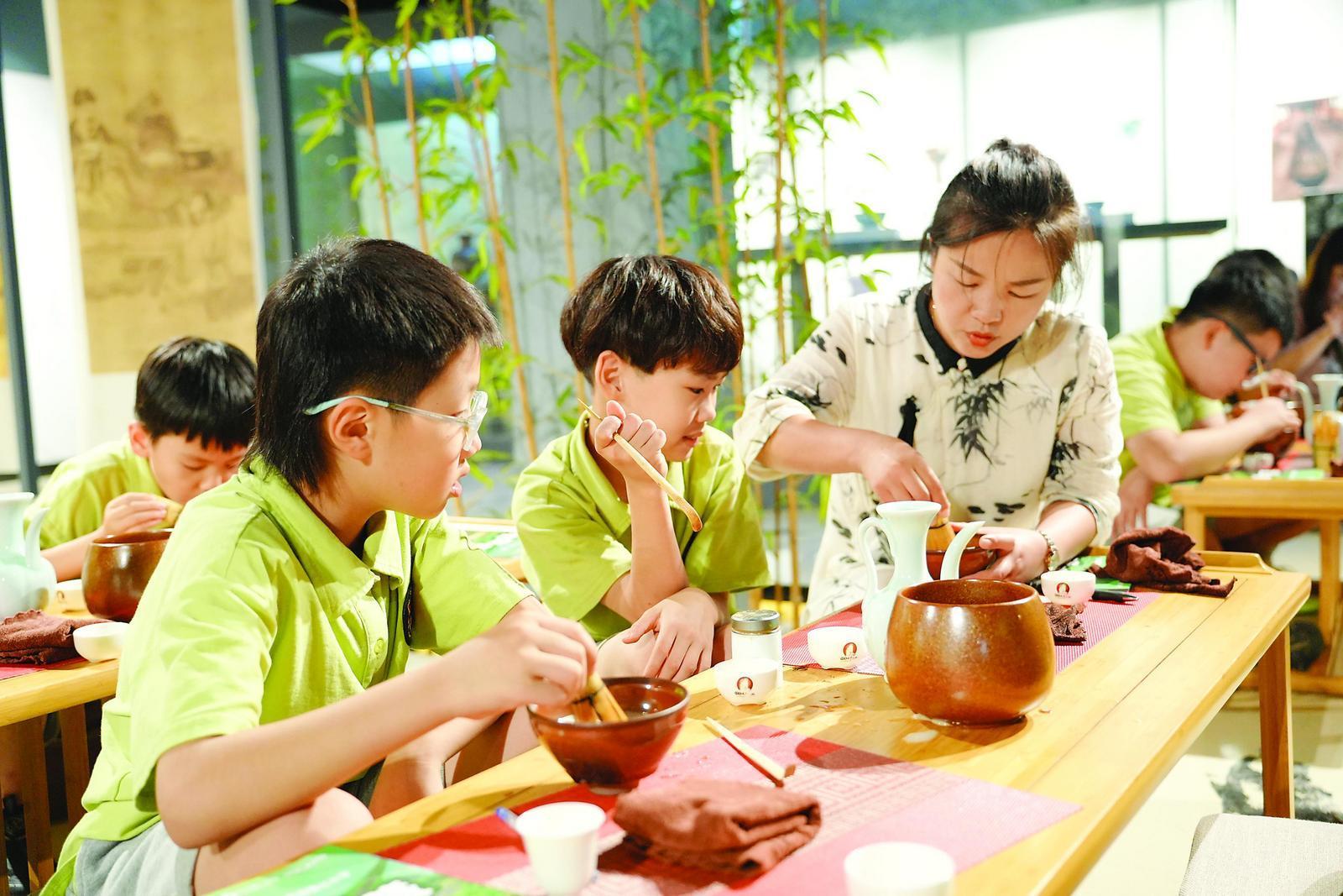 百名学子游世遗 “武夷宝藏”揽胜景‌