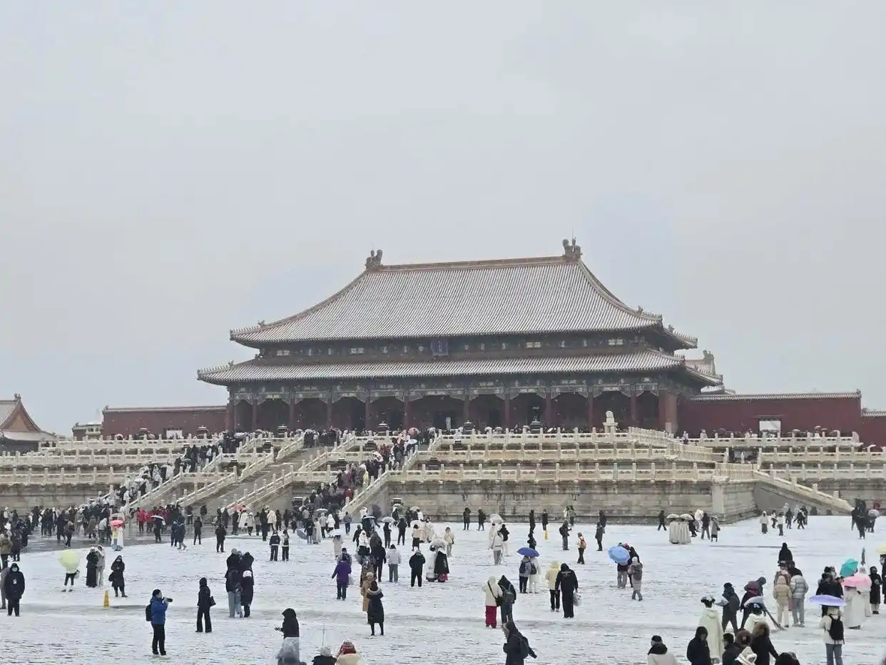 北京初雪姗姗来迟，有游客预订故宫门票为赏雪景，有山区民宿称已接到赏雪顾客订单