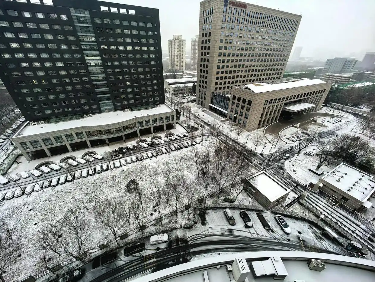 北京初雪姗姗来迟，有游客预订故宫门票为赏雪景，有山区民宿称已接到赏雪顾客订单