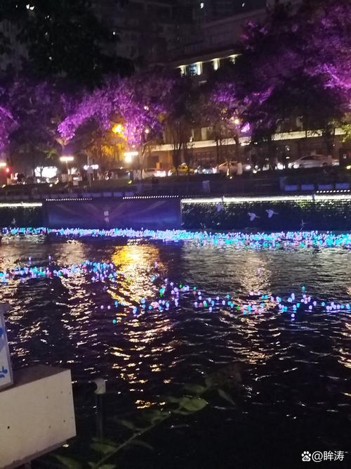 千年荣昌滨河路的冬夜，榕树影裹着灯晕，河水映着满城霓虹，晚风不寒，只揉着市井的温柔，这冬是荣昌独有的暖