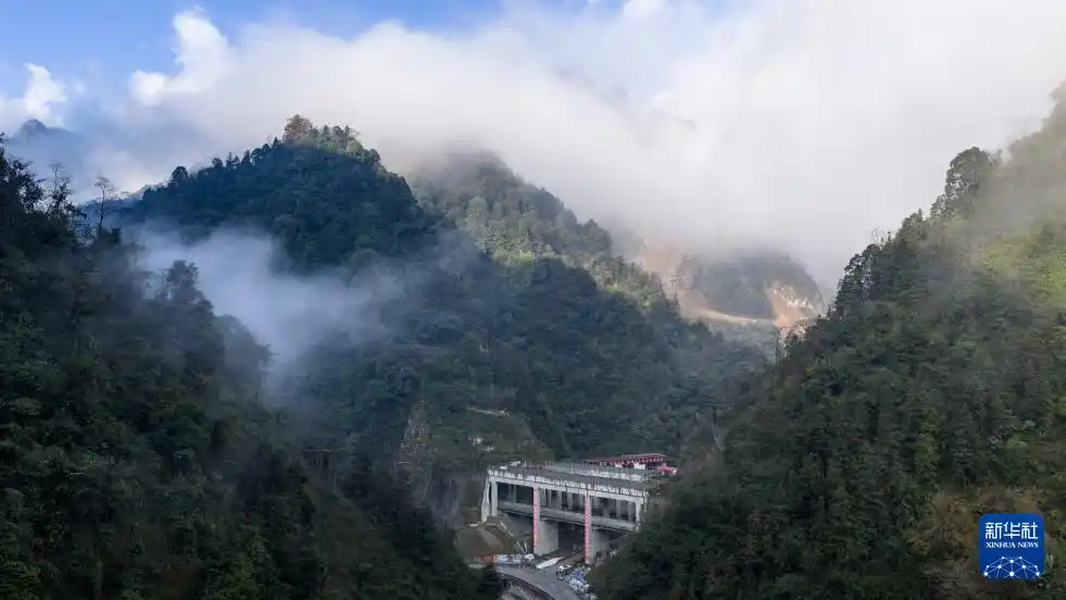 渝昆高铁最长隧道贯通！云南多个项目有新进展