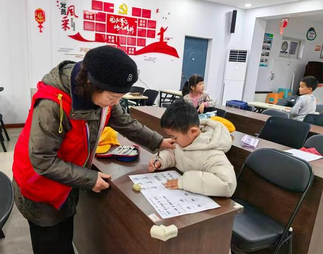 养老在北京｜接娃、陪玩、辅导作业，“共享奶奶”公益模式何以坚持数年？