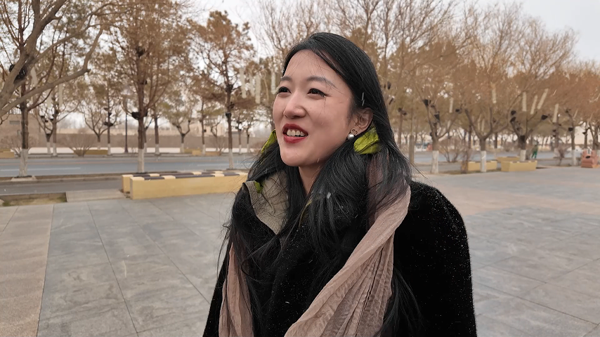 敦煌市鸣沙山月牙泉 雪染沙山映月泉