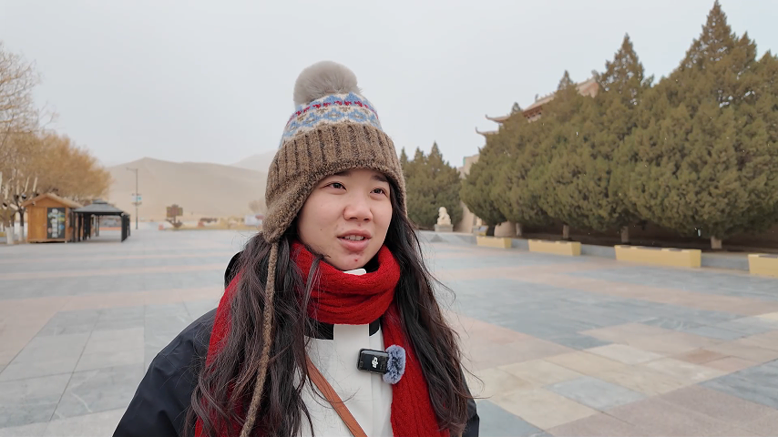 敦煌市鸣沙山月牙泉 雪染沙山映月泉