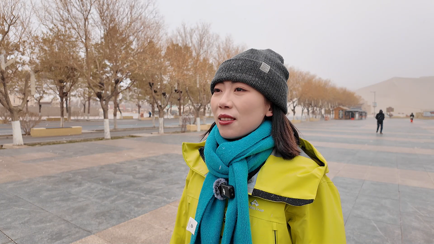 敦煌市鸣沙山月牙泉 雪染沙山映月泉