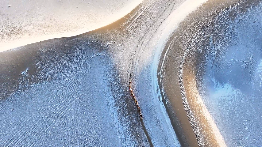 敦煌市鸣沙山月牙泉 雪染沙山映月泉