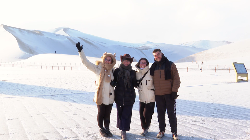 敦煌市鸣沙山月牙泉 雪染沙山映月泉