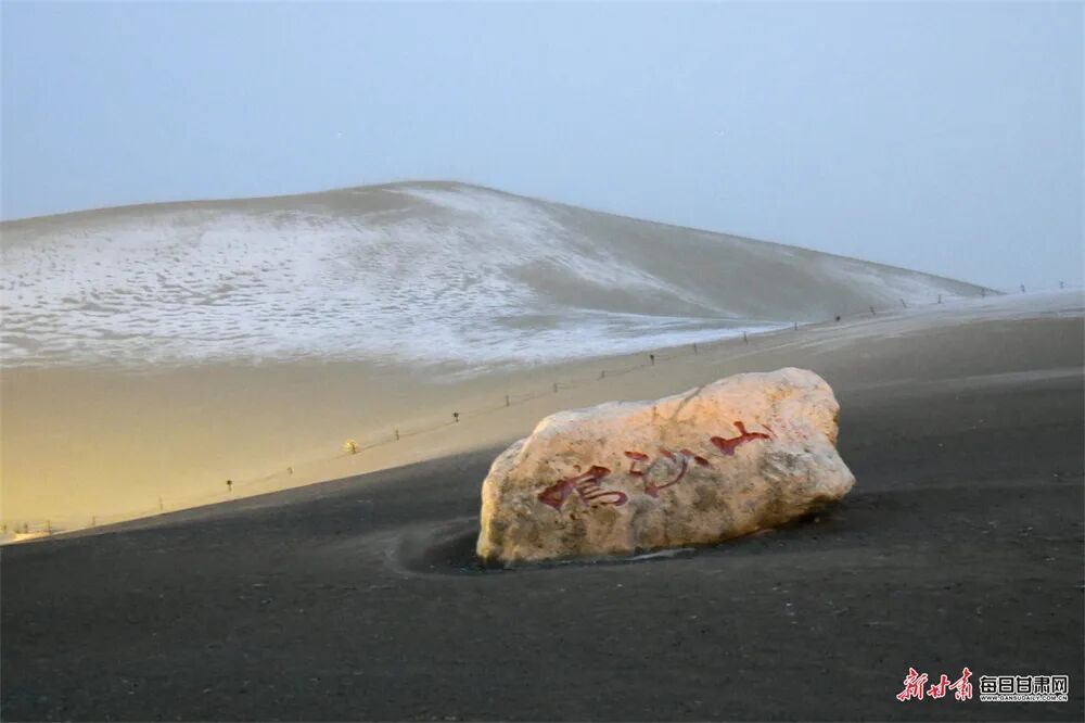 【镜观陇原】敦煌沙雪交融演绎大漠极致浪漫