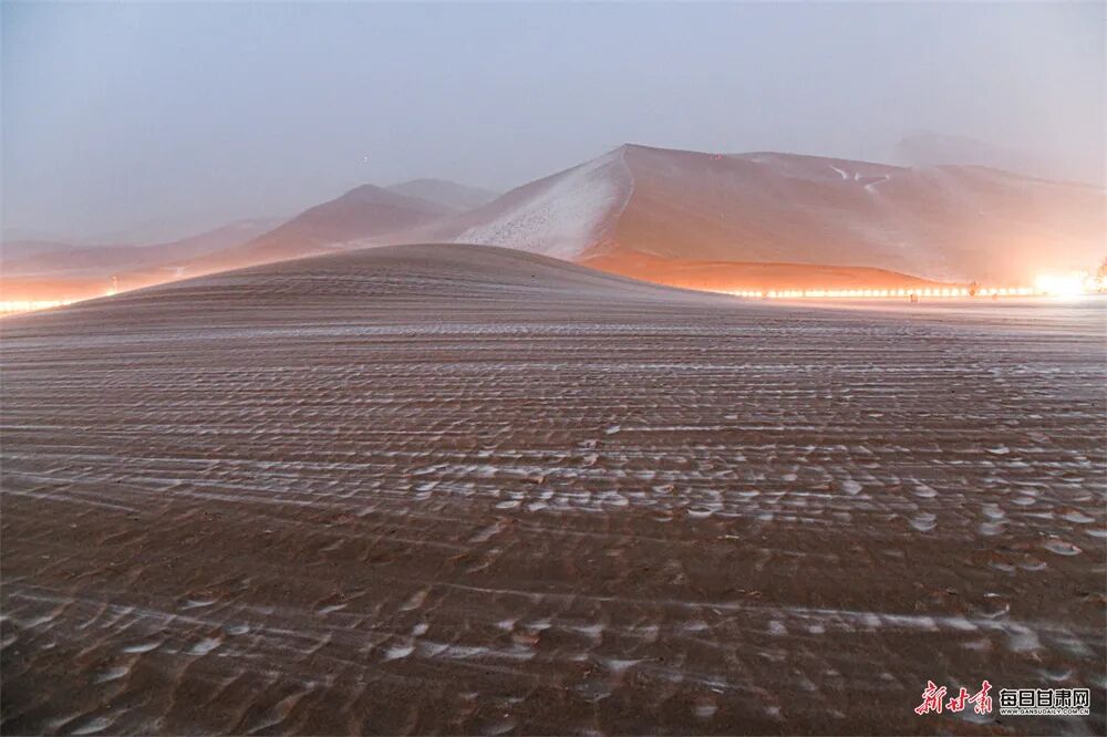【镜观陇原】敦煌沙雪交融演绎大漠极致浪漫