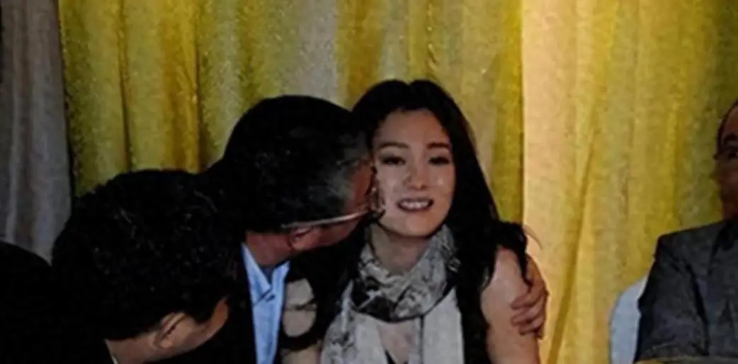 陪玩陪睡根本不够！集体开嫖、指头塞嘴，周迅遭殃阴暗面彻底曝光