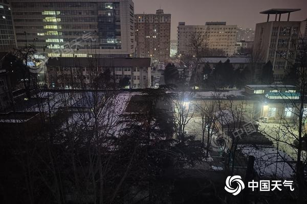 北京大雾来扰能见度降低 今夜至明天上午山区将有雨夹雪或小雪