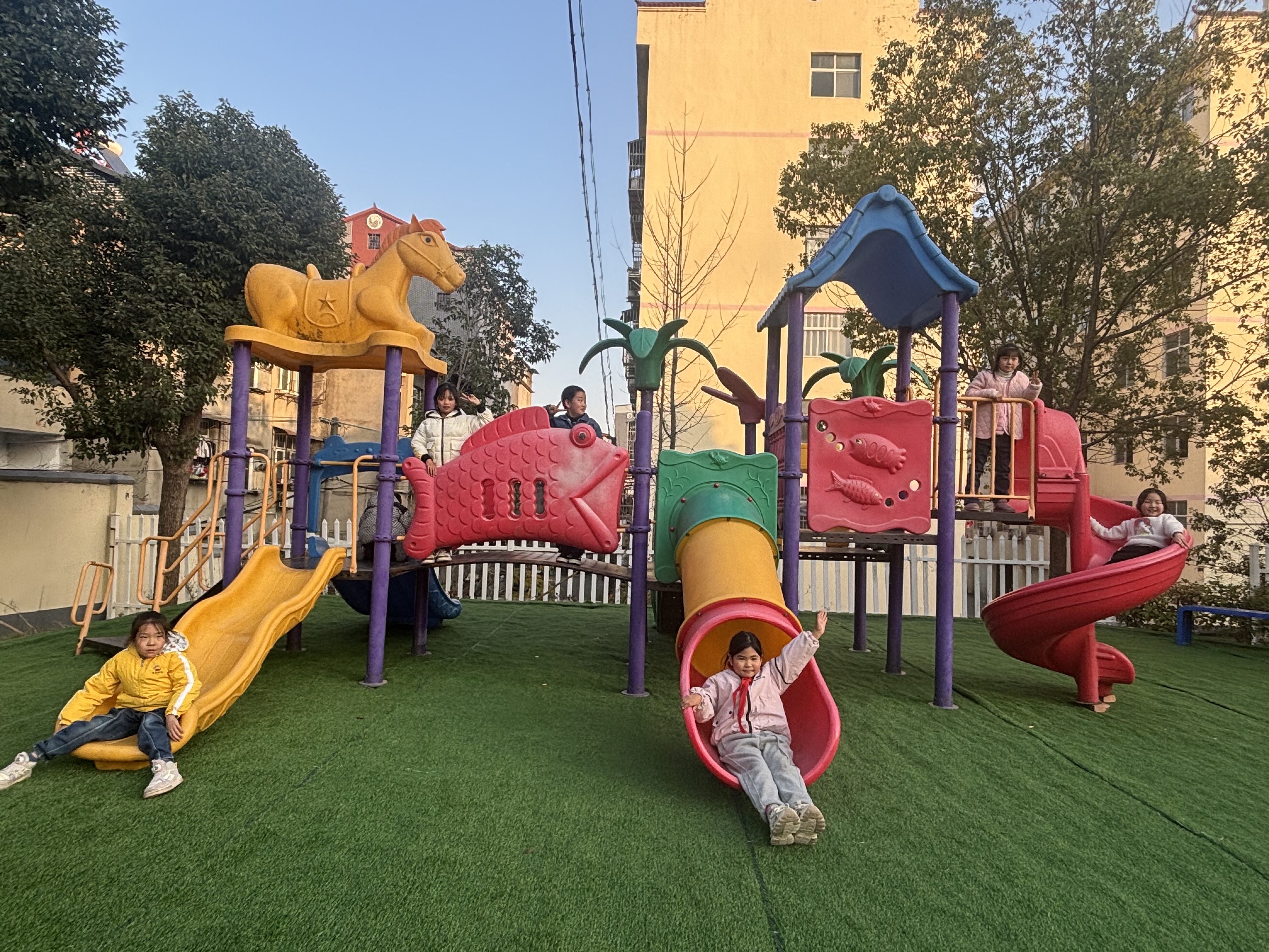 丹江口：爱心游乐园落成 葫芦丝声润校园