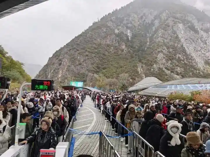 九寨沟再次刷新年度游客接待纪录——“700万是里程碑，更是新起点”