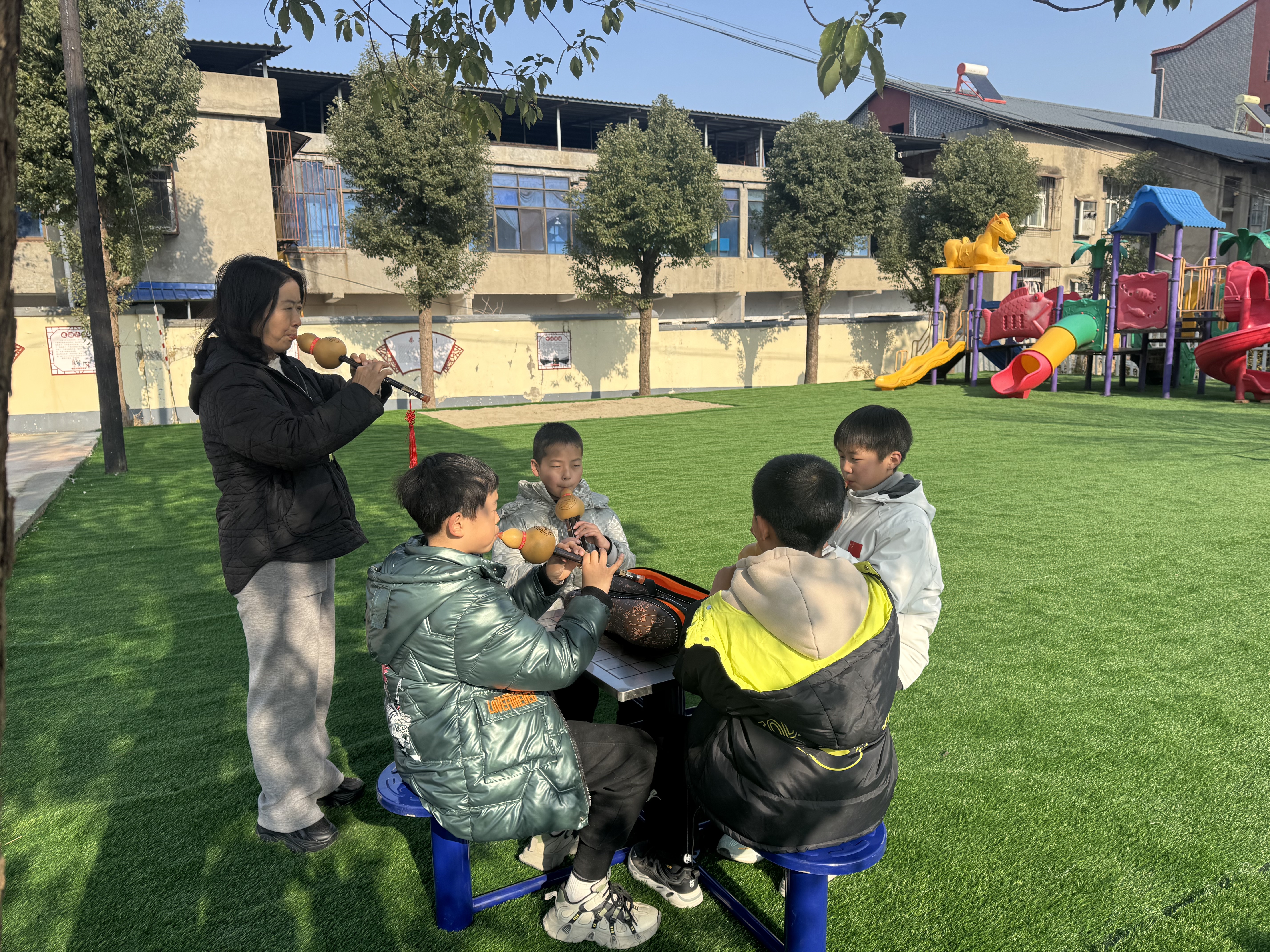 丹江口：爱心游乐园启用 艺术课堂添新彩