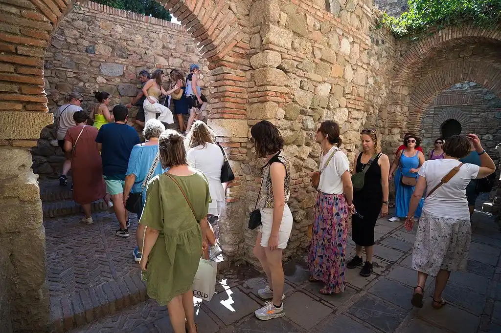 西媒：西班牙新旅游政策规定游客需提供42项个人信息，从业者普遍表示反对