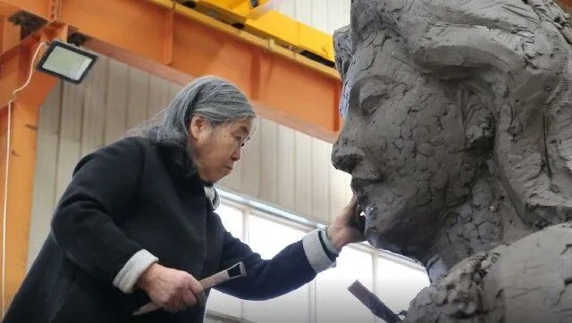 敦煌的女儿们｜何鄂：我能奉献给时代的，唯有源自敦煌的雕塑