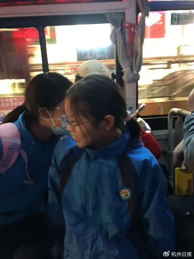 4元车费，千里温情！西湖长桥边，三位小学生温暖两座城