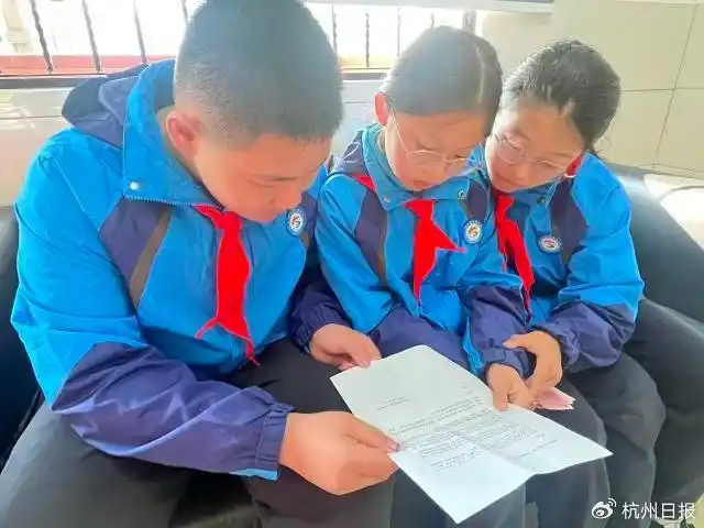 4元车费，千里温情！西湖长桥边，三位小学生温暖两座城