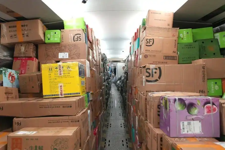 这对没有座椅的高铁列车 每天凌晨“满员”出发