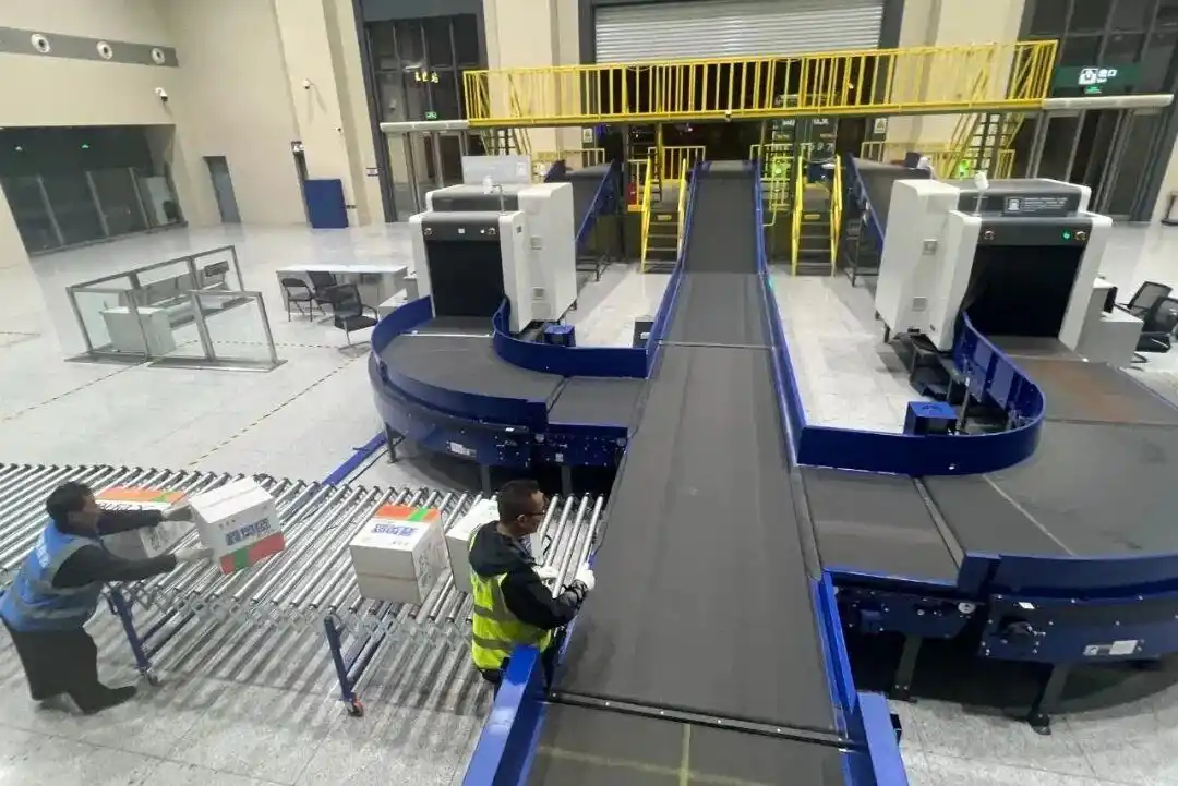 这对没有座椅的高铁列车 每天凌晨“满员”出发