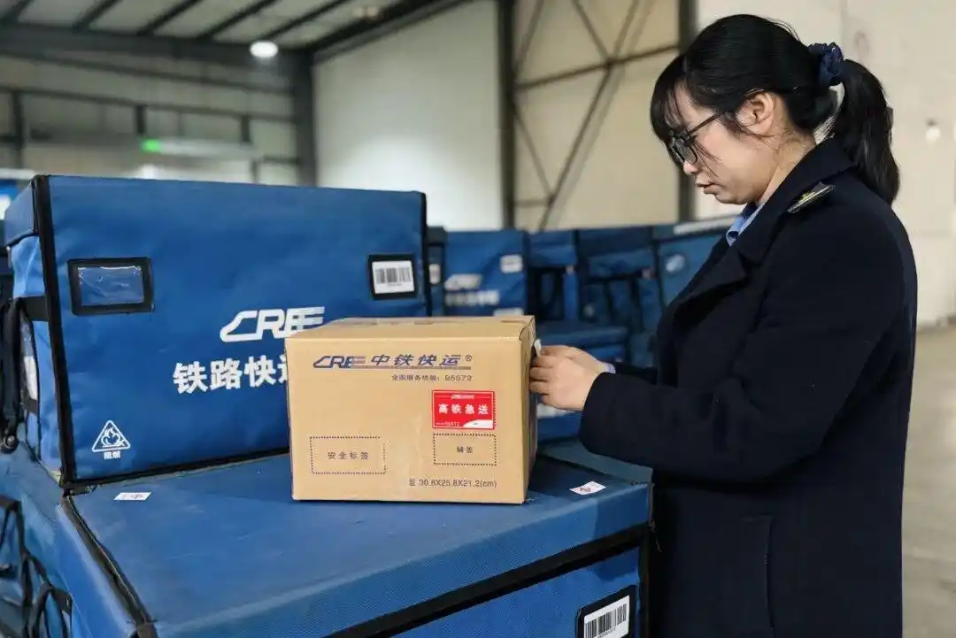 这对没有座椅的高铁列车 每天凌晨“满员”出发