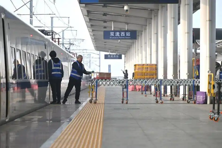 这对没有座椅的高铁列车 每天凌晨“满员”出发