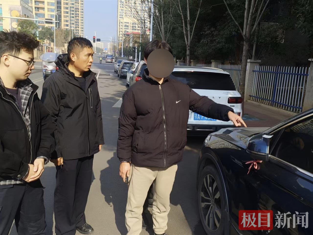 男子自驾游途中囊中羞涩，竟在凌晨张贴“小广告”赚路费