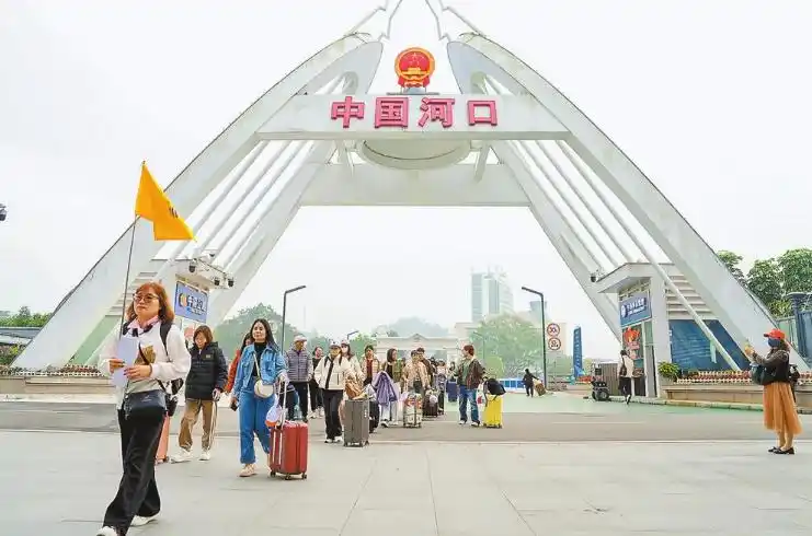 今冬首批越南赏雪旅游团队从河口口岸入境