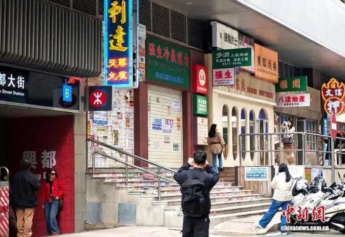 福州：复古港风布景点吸引市民参观