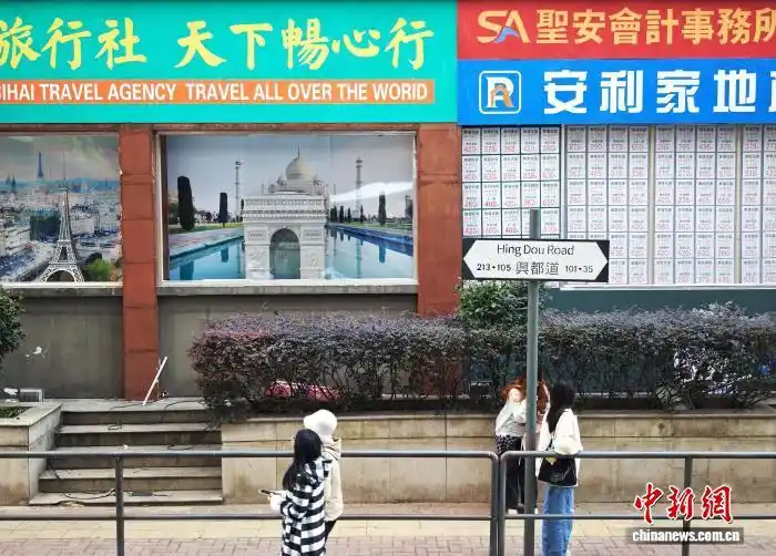 福州：复古港风布景点吸引市民参观