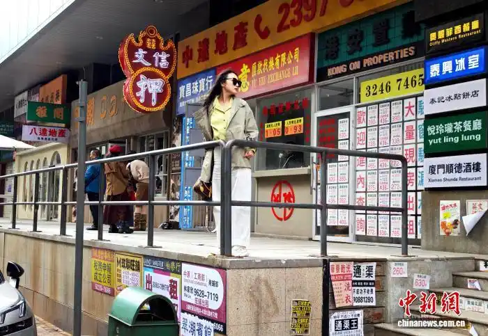 福州：复古港风布景点吸引市民参观