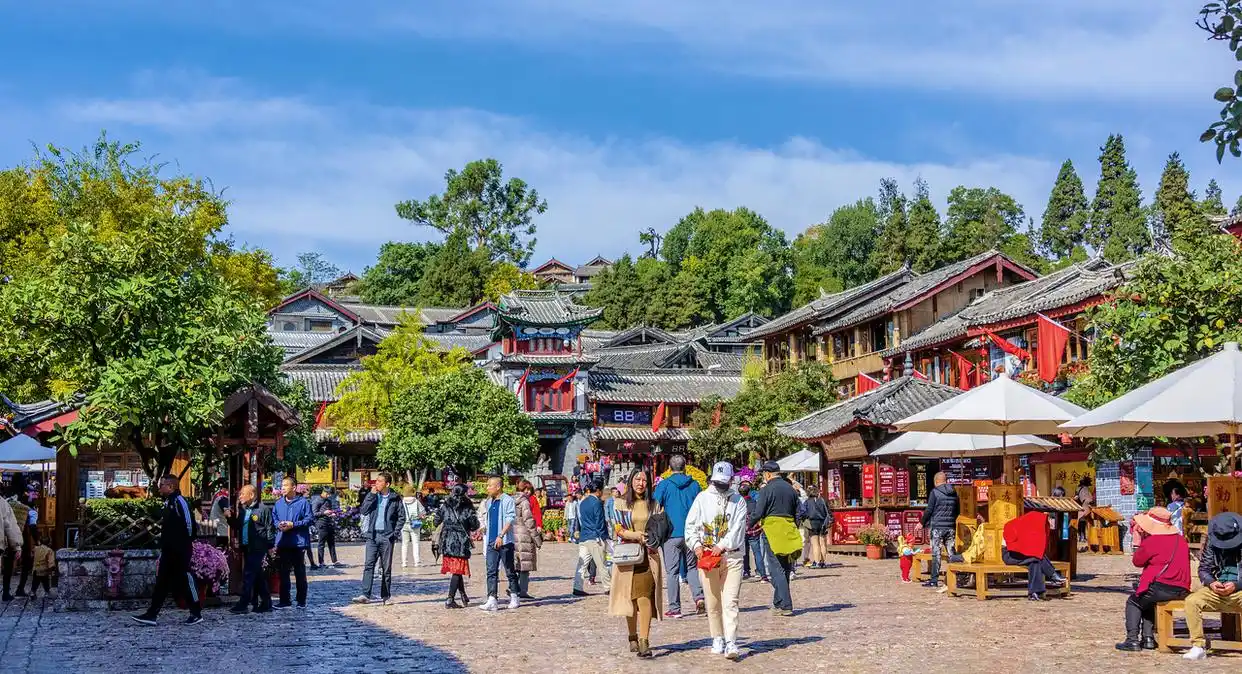 潮评丨“丽江古城喊话小红书”，到底是谁的问题？