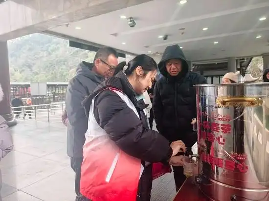 一杯姜茶暖寒冬 志愿服务显温情 吴家峪门票站元旦假期开展暖心志愿服务活动