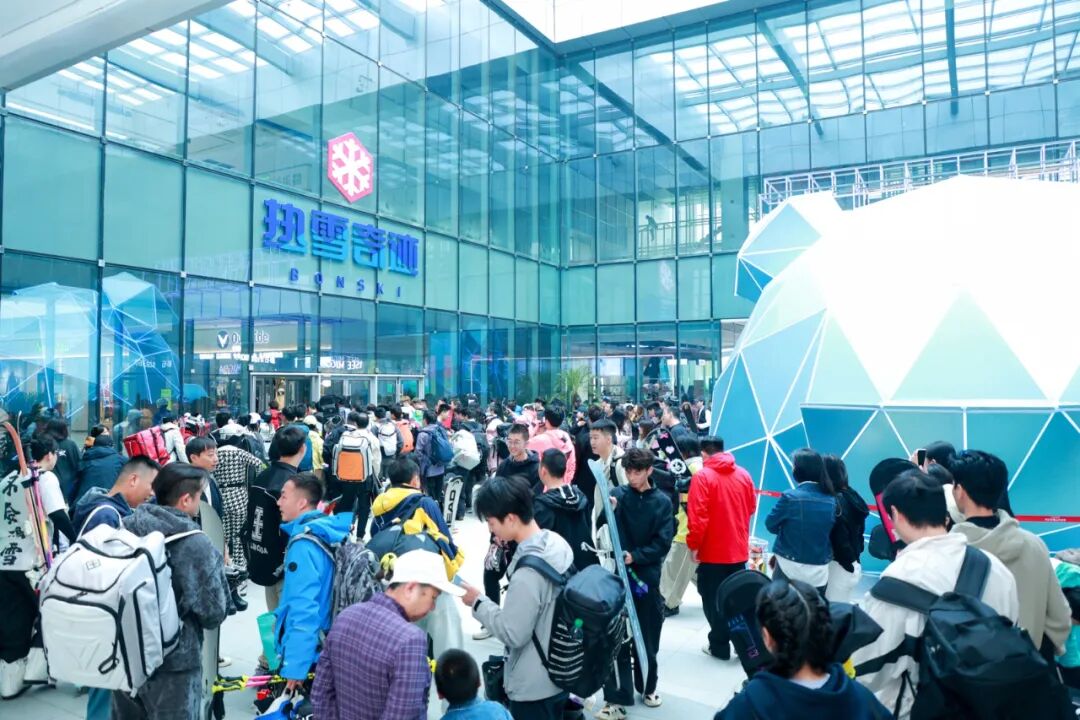 热雪奇迹×木兰不夜城x黄鹤楼——跟团3日游玩转大众冰雪季