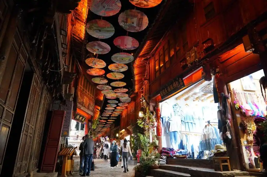 云南丽江：古城璀璨夜景醉游人