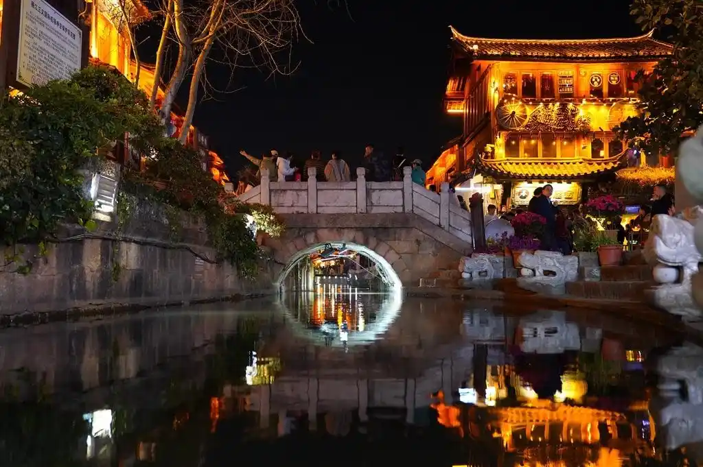 云南丽江：古城璀璨夜景醉游人
