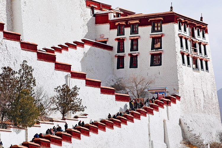 布宫建筑之美：岩壁上的史诗