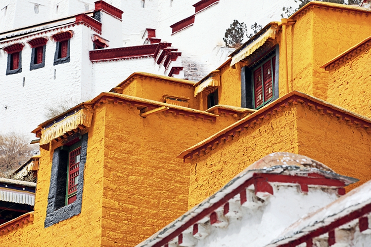 布宫建筑之美：岩壁上的史诗