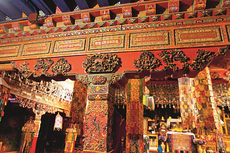 布宫建筑之美：岩壁上的史诗