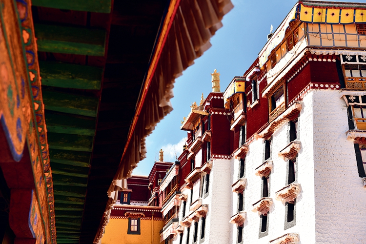 布宫建筑之美：岩壁上的史诗