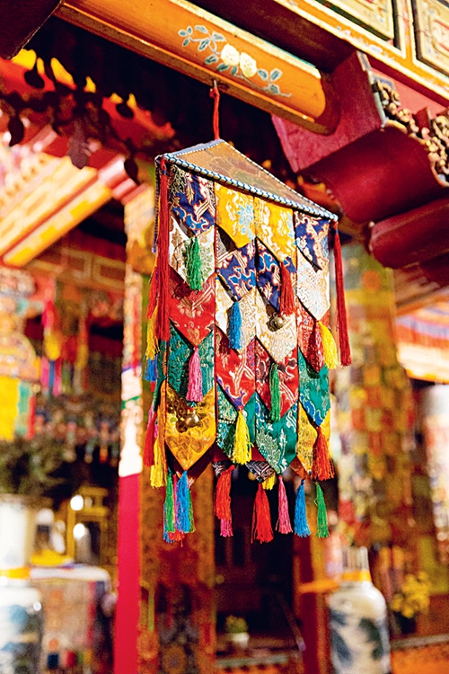 布宫建筑之美：岩壁上的史诗