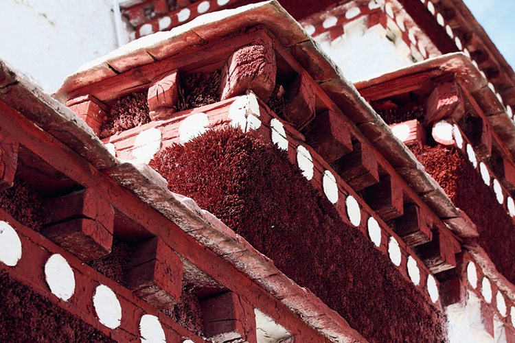 布宫建筑之美：岩壁上的史诗