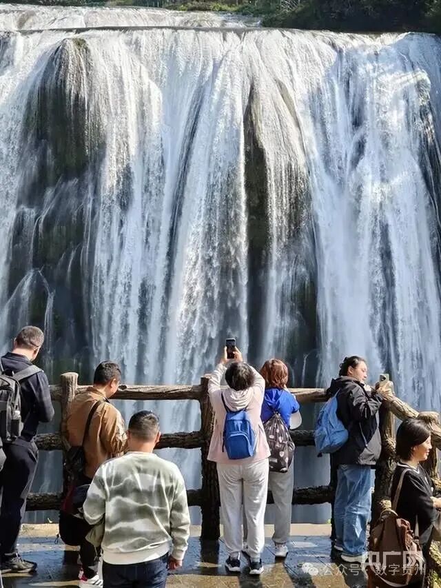 褪去喧嚣显壮阔！初冬的黄果树大瀑布成为游客热门打卡地