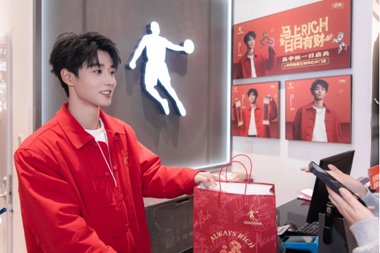 中乔体育「日日有财」活动闪现兰州，吴宇恒惊喜空降点燃“潮力场”