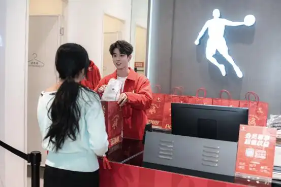 中乔体育「日日有财」活动闪现兰州，吴宇恒惊喜空降点燃“潮力场”