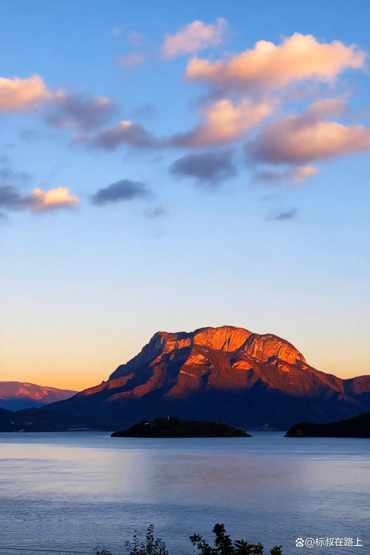 被《国家地理》狂赞的中国最美湖泊，冬天去简直绝了！