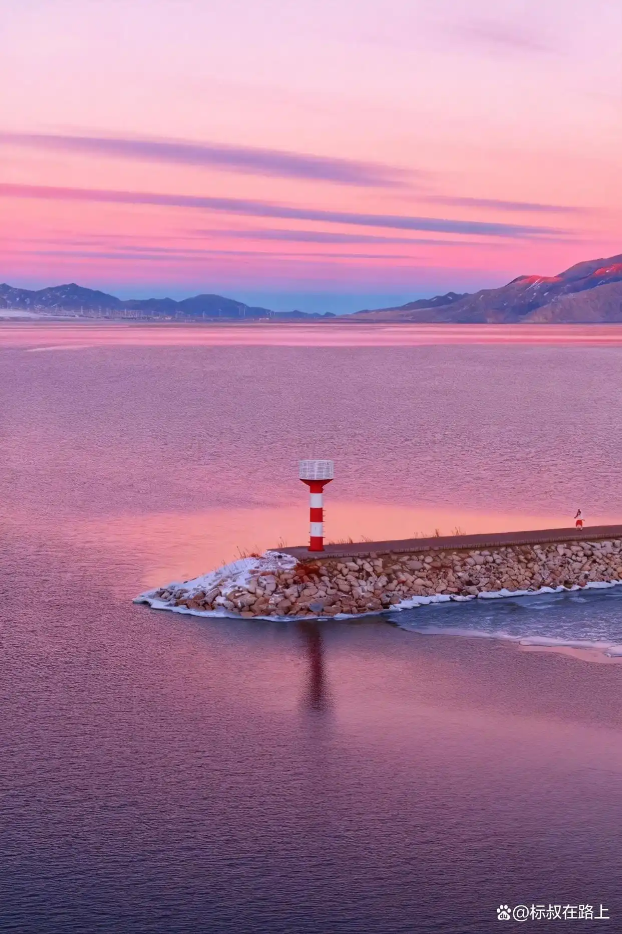 赛里木湖的冬天，像是沉入粉蓝色梦境！