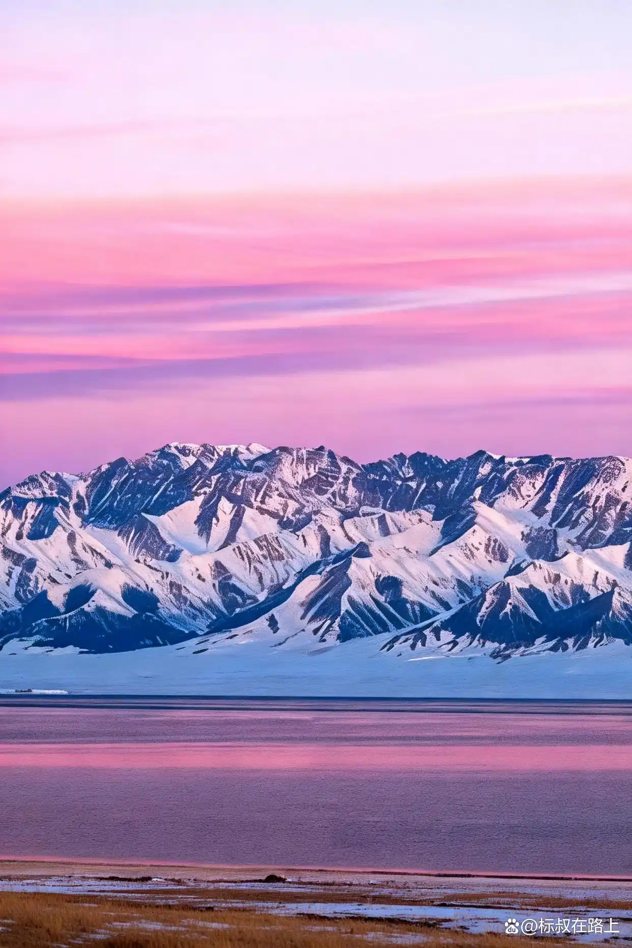 赛里木湖的冬天，像是沉入粉蓝色梦境！