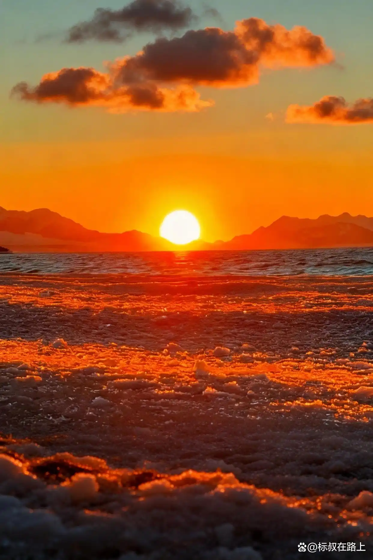 赛里木湖的冬天，像是沉入粉蓝色梦境！